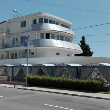 Korab Renesa מלון